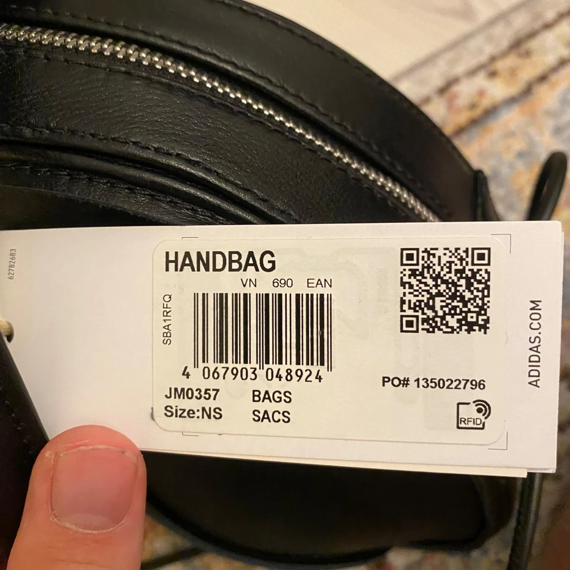 Svart handväska från Adidas x AVAVAV - 4