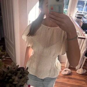 Vit blus från hm - Säljer en söt vit blus med markerad midja. Blusen har en lätt strukturerad yta och rund halsringning. Perfekt att styla med jeans eller kjol. Från hm i storlek M men passar mig som har S. Skriv för fler bilder💕