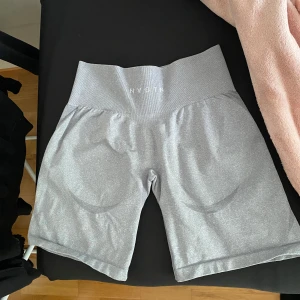 Grå träningstights shorts från NVGTN - Gråa shorts i stretchigt material från NVGTN