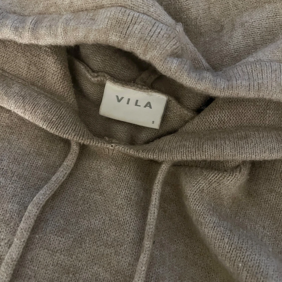 Beige stickad hoodie från VILA - 1