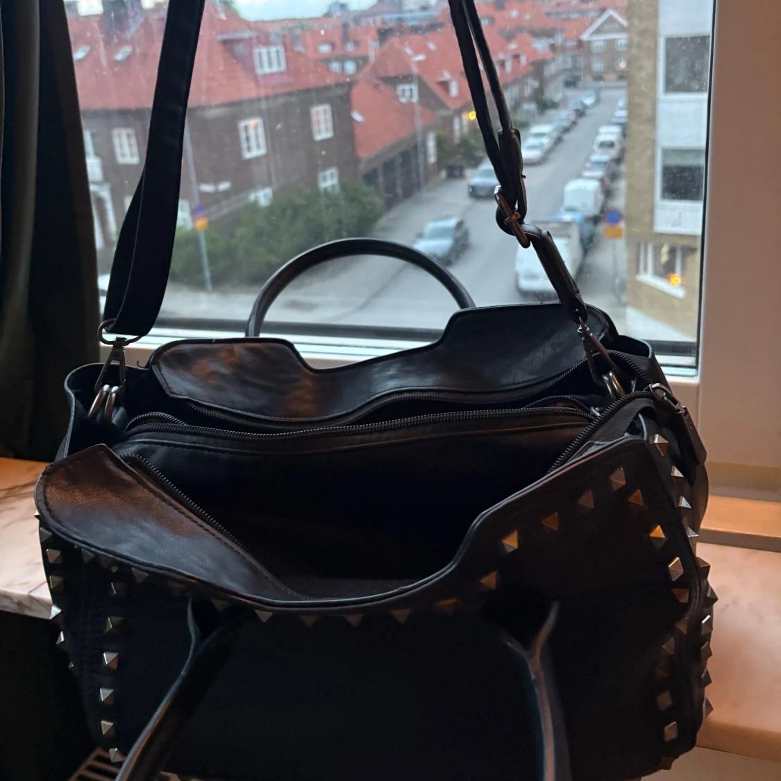 Svart axelväska med nitar - 1