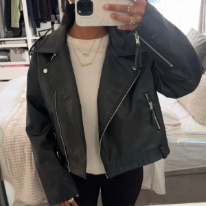 Svart skinnjacka från Gina Tricot - Snygg svart skinnjacka från GinaTricot. Köpt för 700 men säljer för 400. Dock kan pris diskuteras vid snabb affär💗Skulle säga att jackan är lite oversized