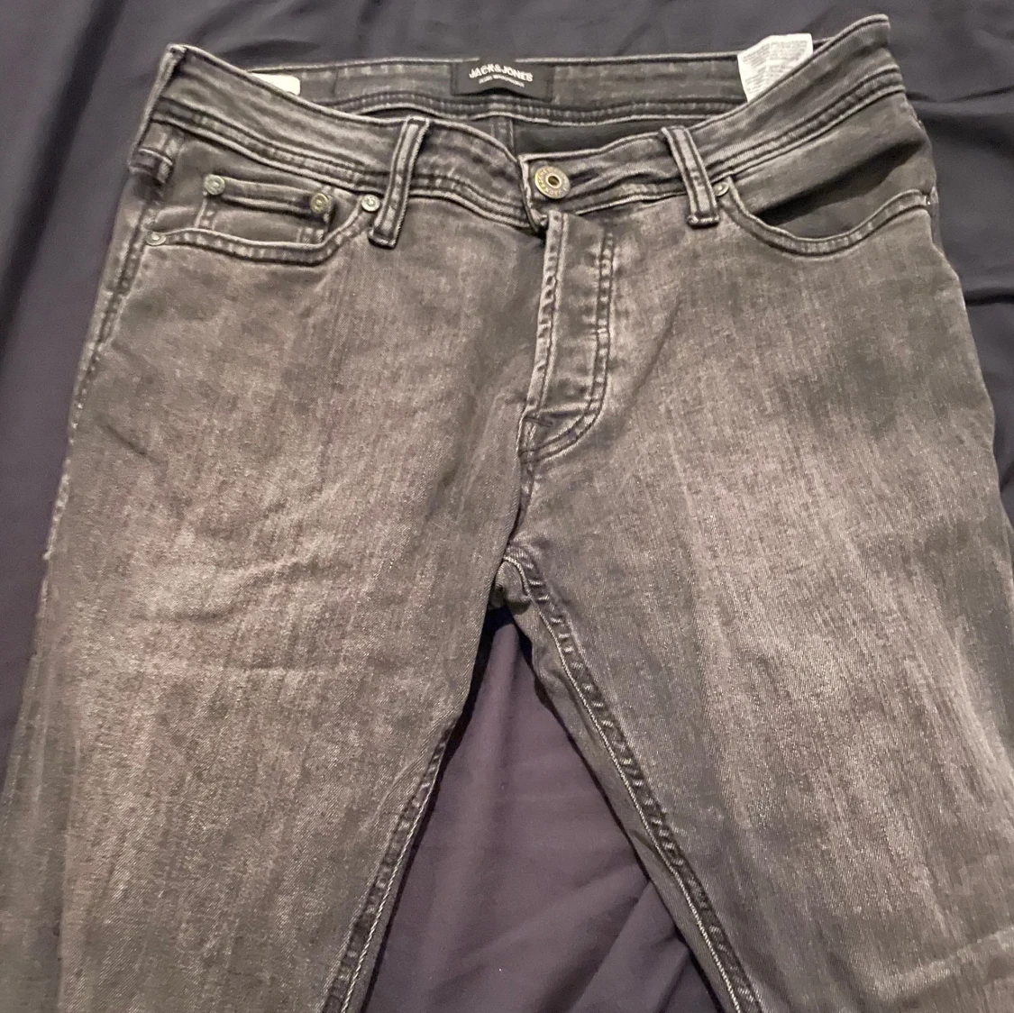 Grå jeansbyxor med normal passform