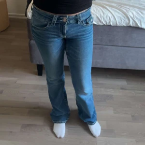 Blå bootcut jeans - Blåa jeans från GinaYoung i storlek 158 men passar mig som är en Xs! Jag är ca 160cm och jeansen passar mig perfekt💗Inga knappar på bakfickor! Pris kan diskuteras vid snabb affär💞