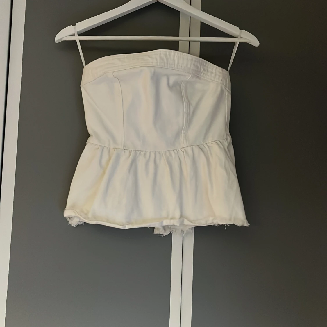 Vit tubtopp med volang