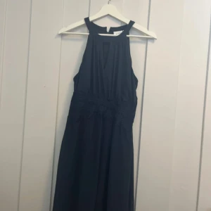 Marinblå finklänning med spets - Marinblå fin klänning med spets från vila i strl 38. Perfekt för bal, bröllop, dop eller en festligare middag! Använd en gång!