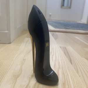 Good Girl Eau de Parfum från Carolina Herrera - Säljer min Good Girl från Carolina Herrera (Eau de Parfum, 50 ml). Den är använd max två gånger, så flaskan är i princip helt full – se bilder.  Doften är sensuell, elegant och feminin, med noter av jasmin, tonkaböna och kakao. En riktig klassiker som passar både till vardags och fest, men den är tyvärr inte helt i min smak.  Parfymen är äkta och köpt i butik. Originalkartong medföljer. Perfekt för dig som vill ha en lyxig doft till ett bättre pris!