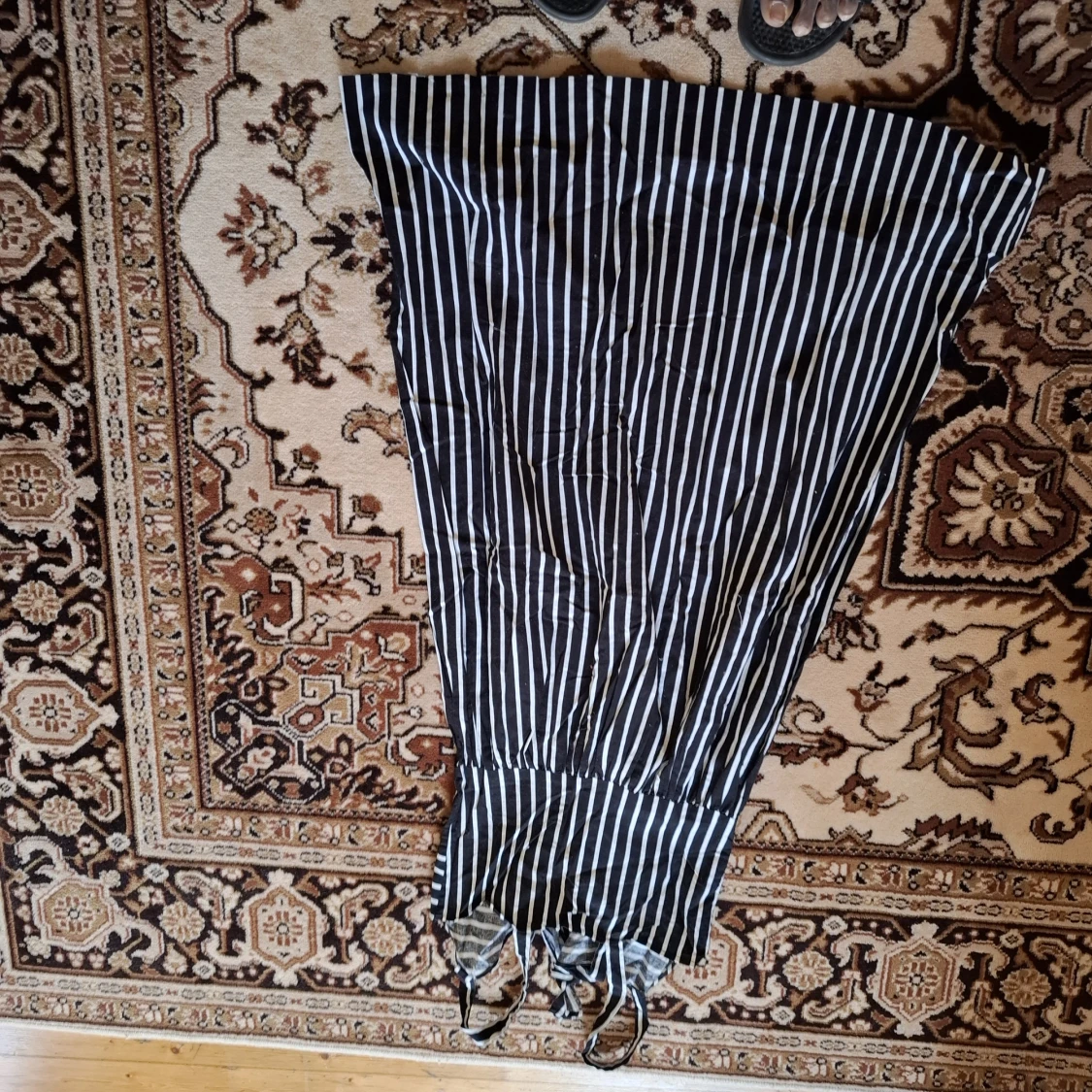 Svartvit randig klänning med knappar - 3