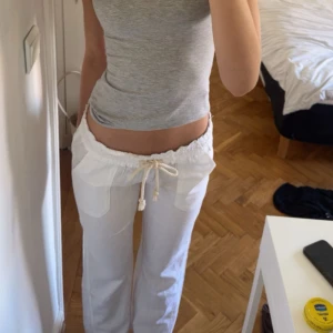 roxy linnebyxor  - vita linnebyxor från roxy i strl S💕💕de är i jättefint skick men de har inte kommit till så mycket användning och därför säljer jag❤️de två första bilderna är mina egen och de andra två är tagna från hemsidan.