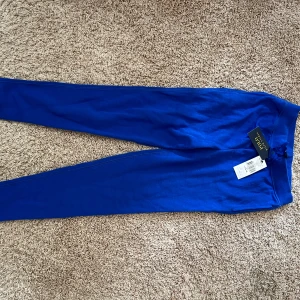 Blå mjukisbyxor joggingbyxor från Polo Ralph Lauren - Snygga blå mjukisbyxor från Polo Ralph Lauren med dragsko i midjan. Perfekta för en avslappnad stil och riktigt sköna att ha på sig. Klassisk logga på etiketten och elastisk midja för extra komfort. Obs slim fit 