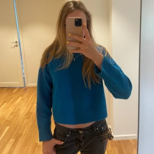 Blå stickad tröja zara - Säljer en jättefin blå tröja från zara i storlek 164/13-14 år. Tröjan är använd ett fåtal gånger och säljer nu pga för liten🩷