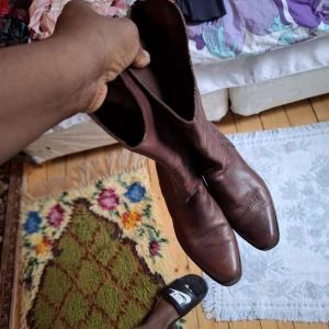 Bruna boots med spetsig tå - Säljer ett par bruna boots med spetsig tå och klassisk design. Skorna har en slät yta och är perfekta för dig som vill ha en stilren look. Passar till många olika outfits.