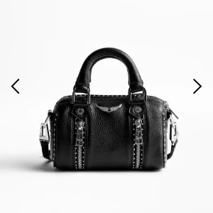 Svart väska från Zadig & Voltaire - Sunny nano studs bag från Zadig & Voltaire✨Superfin liten handväska, täcken på användning finns då silverfärgen skavts bort på några få ställen men inget man tänker på i sin helhet. Äkthets bevis och dust bag följer med. Nypris nu är ca 3800kr💕 Skriv om du har frågor eller vill ha fler bilder!☺️