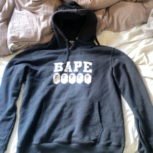 BAPE Hoodie - svart hoodie från bape. äkta bape hoodie köpt för 2300kr 2020 men skicket lika bra som nytt storlek L pris kan diskuteras!