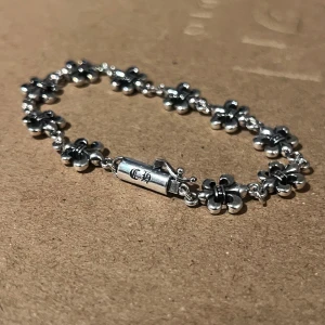 Rockstar Chrome Fleur De Lis Armband - Cirka 20 cm långt