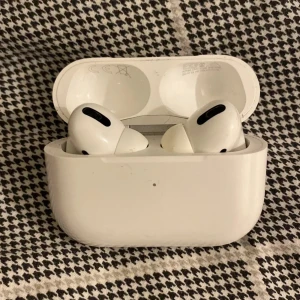 Säljer mina hörlurar  - Säljer ni mina hörlurar för ett väldigt billigt pris. Kan gå ner i pris vid snabb affär, dom är tyvärr inte legit 