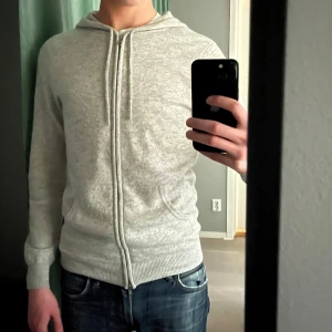 Ljusgrå cashmere hoodie från John Henric - Säljer en supermjuk och lyxig ljusgrå hoodie i 100% cashmere från John Henric.  Nypris: 2500 kr • Jättebra skick, enda lilla defekten är att nedtill vid ryggen är det lite lite norpigt. Men inget som syns om man inte kollar noga och nära.