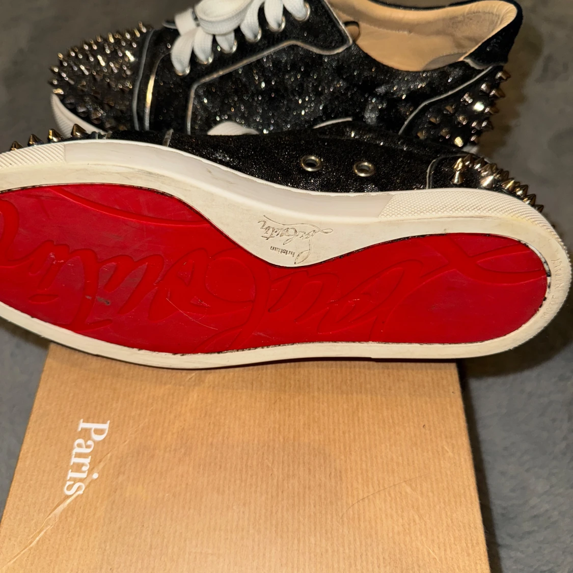 Svarta sneakers med nitar från Christian Louboutin - 1