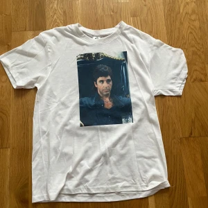 Vit t-shirt med tryck av Toni Montana - Vit t-shirt med ett stort tryck på Toni Montana , helt ny knappt använt, storlek S