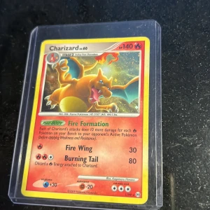 Charizard - Samlarkort med den ikoniska Pokémonen Charizard. Perfekt för dig som älskar Pokémon och vill utöka din samling med ett av de mest eftertraktade korten. Kortet är i skyddsplast och har cool design med starka attacker. Passar både nya och erfarna samlare.
