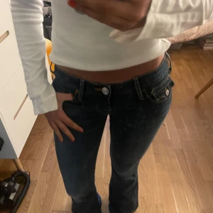 Mörkblå bootcut jeans från True Religion - Helt oanvända som nya! Pris kan diskuteras vid snabb affär❤️