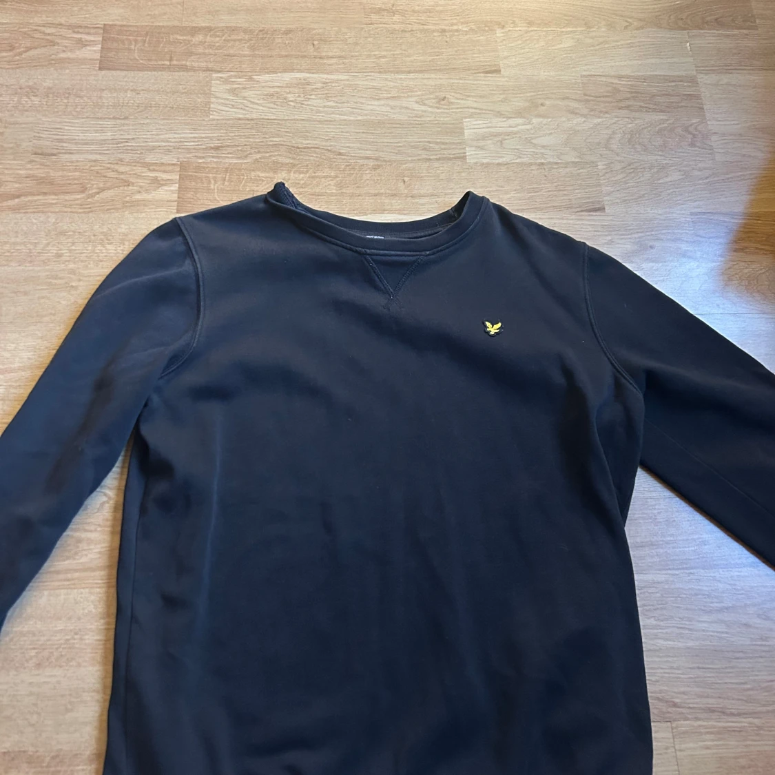 Svart sweatshirt från Lyle & Scott