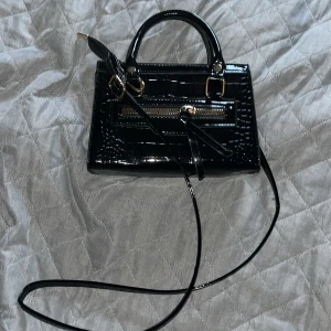 Gullig väska - Fint skick, säljer pågrund av att jag tröttnat på den. Vet inte vart den är ifrån för jag fick den för längesedan 