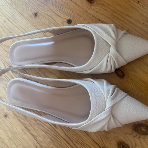 beiga spetsskor - Beiga/krämvita spetsskor. Storlek 41 men små i storleken. Aldrig använda endast testade, säljer då dom inte kommer till användning❤️