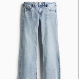 Ljusblå jeans - Säljer ett par ljusblå flared low jeans. normal passform, andvänt fåtal gånger men är för korta för mig💕