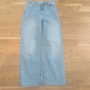 Ljusblåa wide jeans - Säljer ett par ljusblåa jeans med hög midja och wide passform. Perfekta för en avslappnad och trendig look.❤️