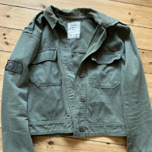 Grön jeansjacka  - Säljer min gröna jeansjacka från pull and bear! Jackan är i fint skick men några stygn på ena framfickan har gått upp (se bild) -  går dock lätt att fixa med lite nål & tråd! 💕(köparen står för frakten) 