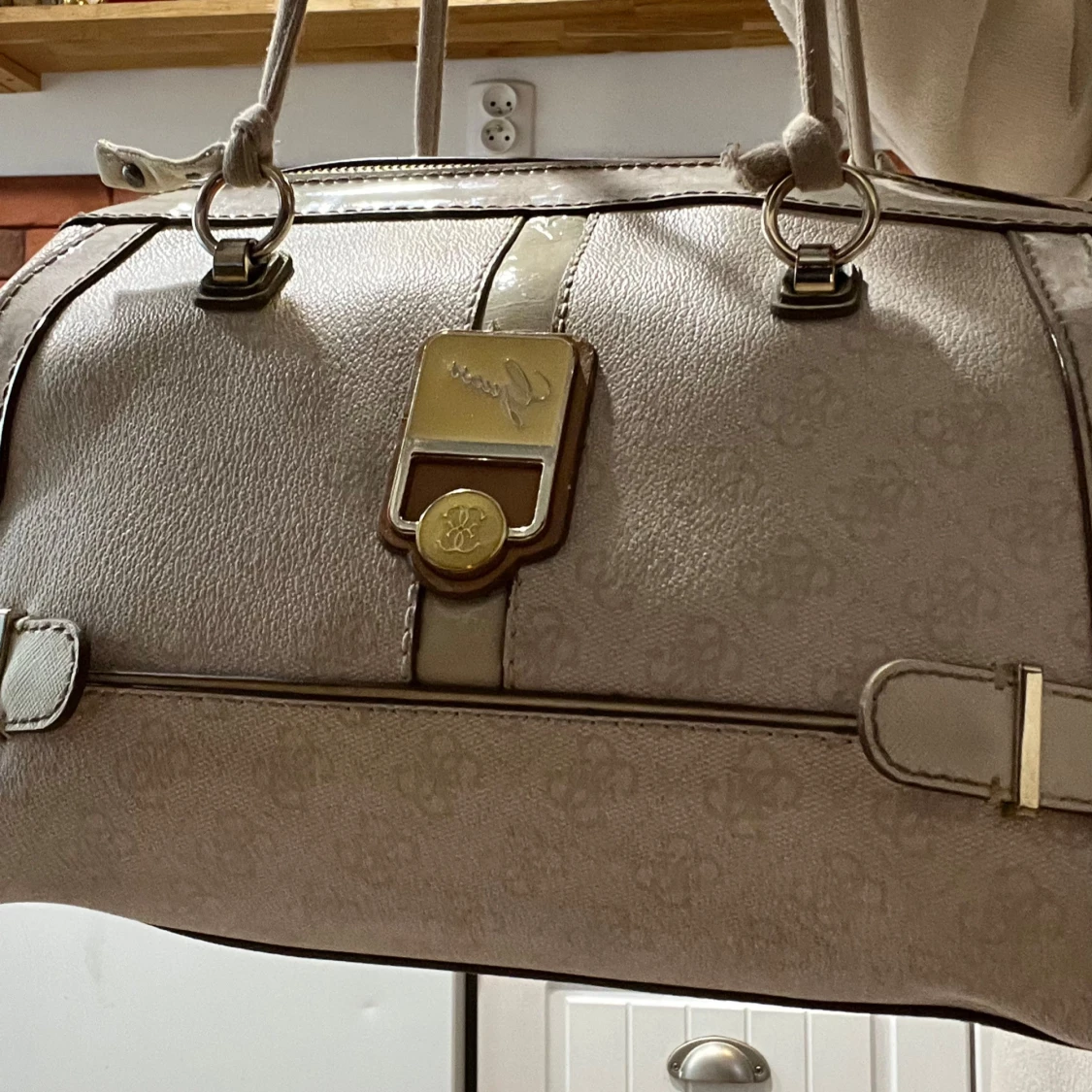 Vit handväska från Guess - 2