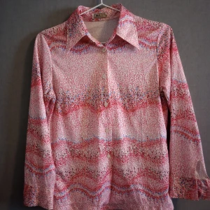 Så fin vintage blus från Japan med jättefint mönster!  - Så fin vintage blus från Japan med jättefint mönster!  Byst 43 cm rakt över längd 58 cm Någon slags polyester  