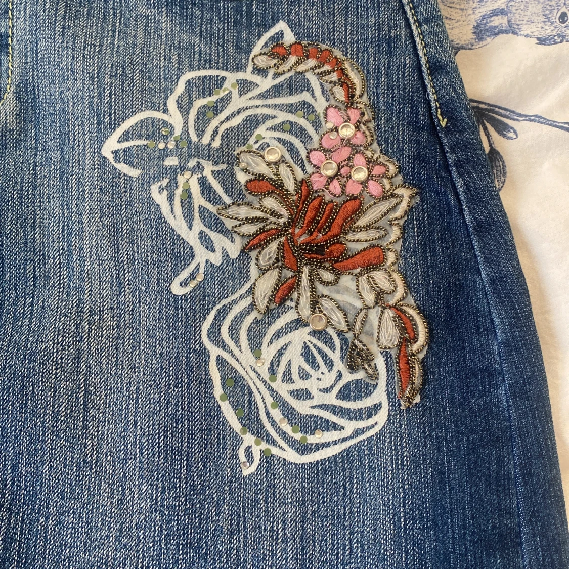 Jeanskjol med broderad blomma och strass - 1