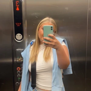 Ljusblått sett från Hoodrich - Ett blått hoodrich set i storlek M både tröja och byxa, använd ett fåtal gånger bara ända är de ni ser på byxan som inte är synligt och att hoodien inte har snöret kvar❤️ köpt för ca 1200kr