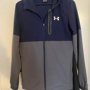 Under armor jacka - Under Armour Windbreaker! Köpt på Jd Sport, sparsamt använd och i ett mycket bra skick tyvärr har jag ingen användning. Storlek Xs men sitter lite större så passar S! Nypris runt 1299 säljer för endast 800. Möts upp i Stockholm eller fraktar spårbart hör av dig kingen! 