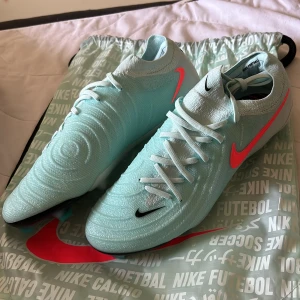 Nike phantom  - Skön fotbollssko för spel på gräs, elite modellen är det givetvis! Helt oanvända!!! Påsen får med med, och även original kartongen.