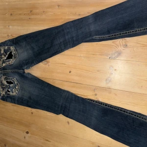 Bootcut jeans från Miss Me med broderier - Skitsnygga miss me jeans storlek 27. Skitsnygg fickor. Midjemått - 37 tvärs över (stretchiga) innerbenslängd - 85. Har ett hål över högra bakfickan 