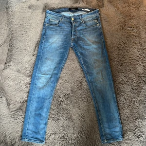 Blå Replay Grover jeans  - Säljer ett par klassiska blå jeans från Replay, modell Grover med straight fit. Skick är 9/10. Använda ett fåtal gånger. Säljer då de sällan används. Hör gärna av er om ni har några funderingar eller vill diskutera pris🤝