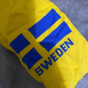 Fotbollsstrumpor ”Sweden” - Fotbollsstrumpor med svenska flagga och texten ”Sweden”. Aldrig använda. Hör av dig vid frågor eller intresse🌸🌸