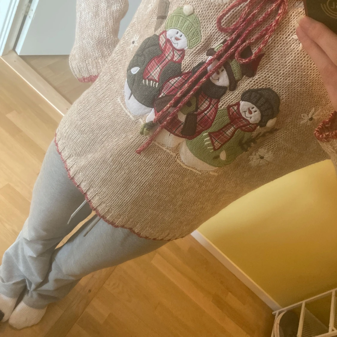 Beige stickad jul tröja med snögubbar - 1