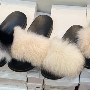 Svarta slip-in sandaler med fuskpäls - Trendiga slip-in sandaler med bred rem i fluffig fuskpäls. Finns i svart, beige och brunmelerad färg. Perfekta för att ge din outfit en extra touch av stil och komfort. Sula i syntetmaterial och öppen tå.storlek 36-41