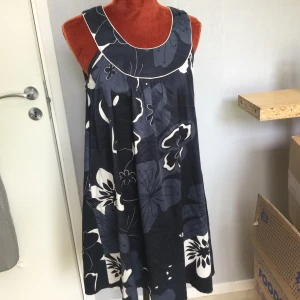 Klänning Vila Strl: S - Svart kjol med resår i midjan och dekorativa fransar. Svart kjol i polyester Resår i midja Längd: 47cm Midja: 64. Katter finns i hemmet!