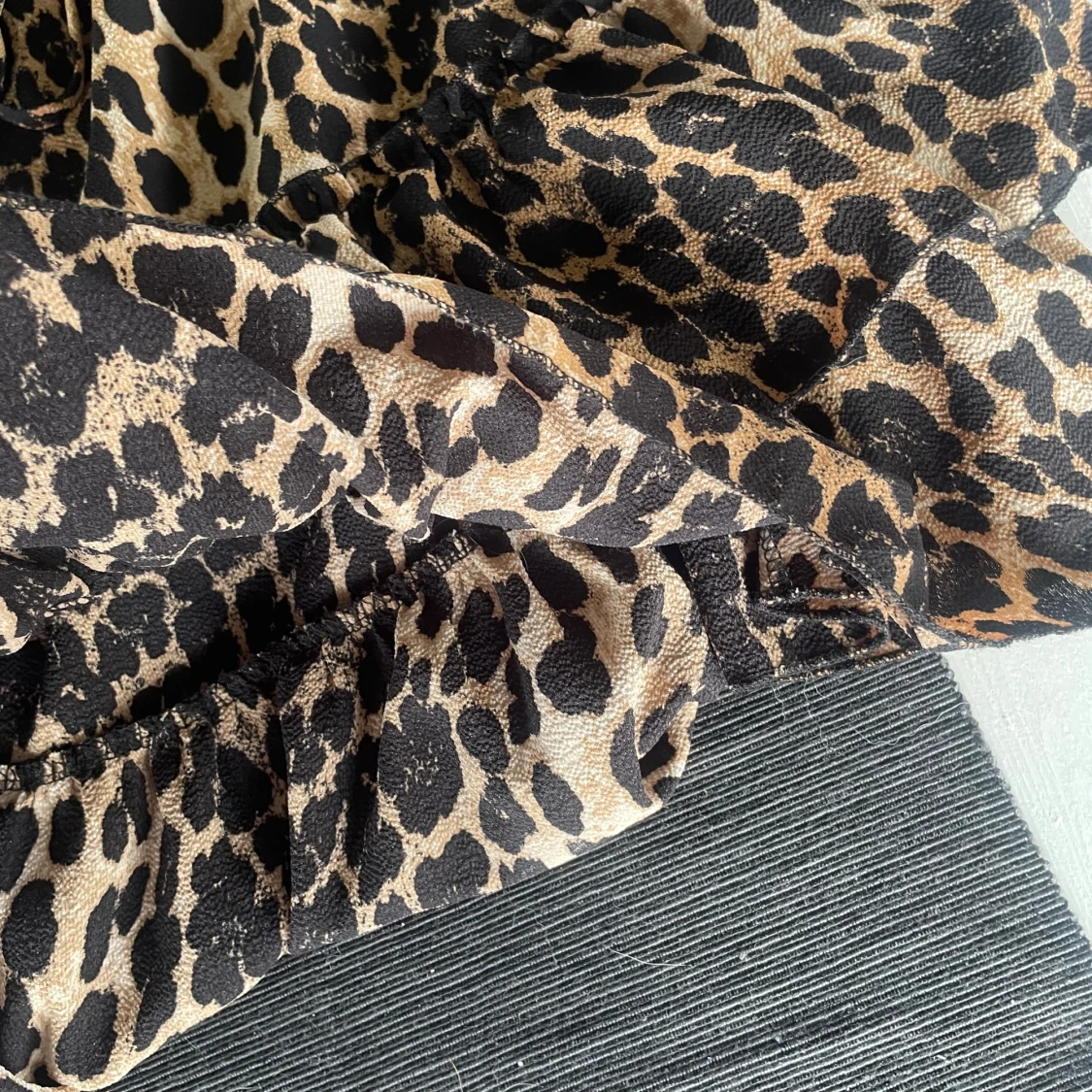 Leopardmönstrad volangkjol med knytband - 4