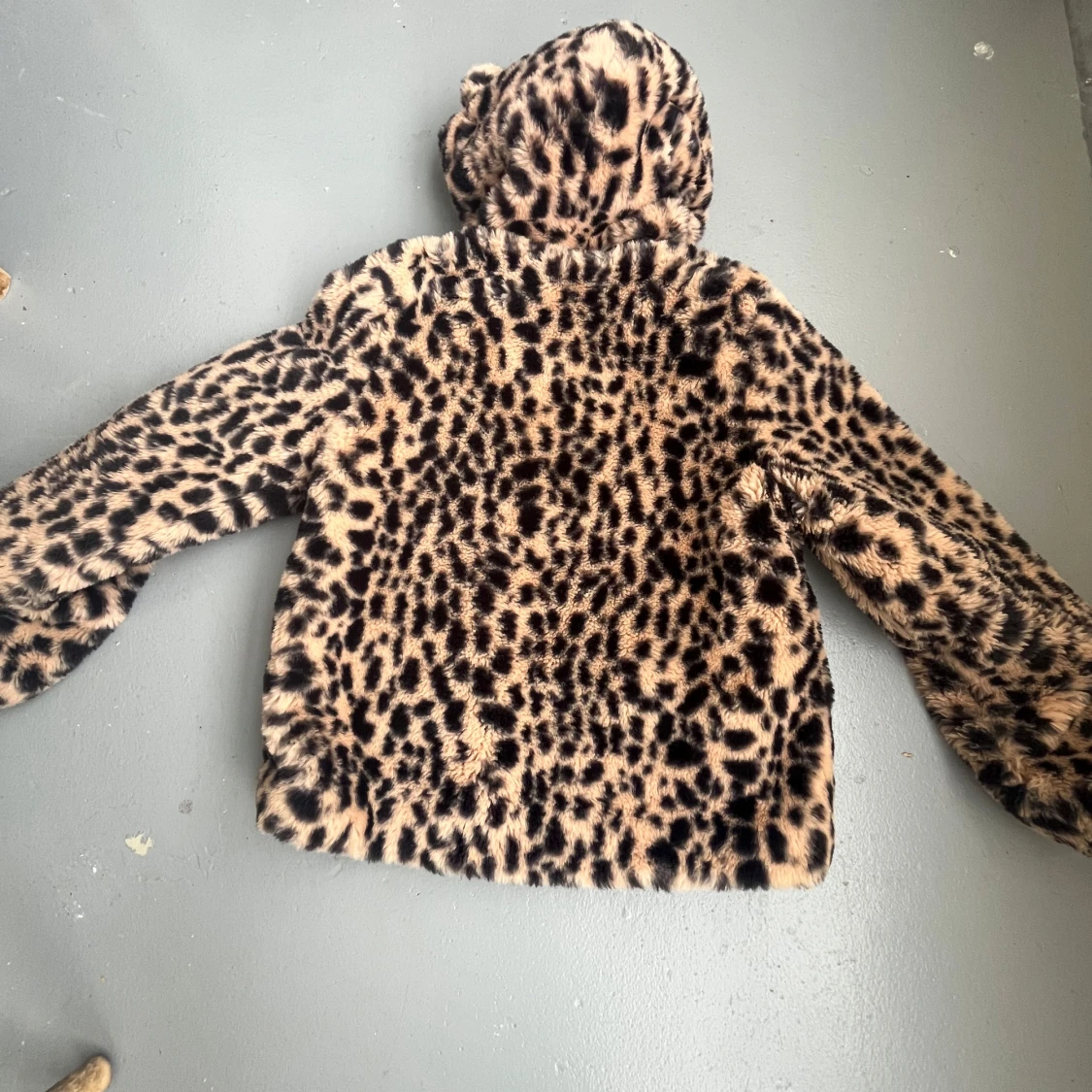 Leopardmönstrad pälsjacka med öron från H&M - 4