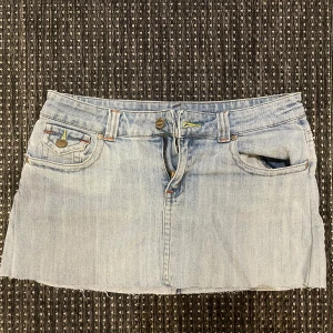 Jeanskjol - Skit snygg jeans kjol, knappt använda!! Vet ej storleken helt men passar mig som bär S🤗 midjemått:37cm