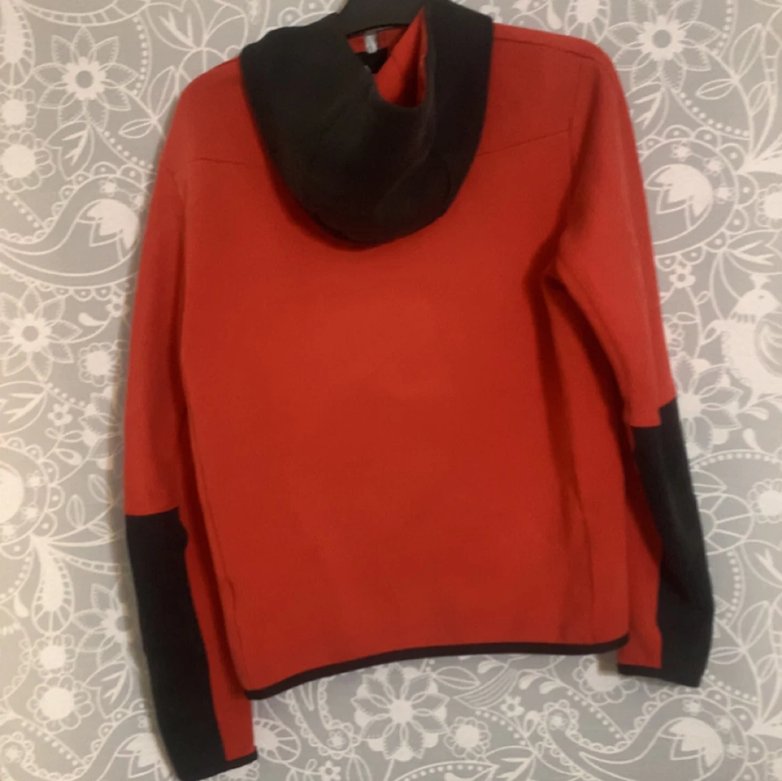 Röd och svart hoodiejacka från Nike - 1