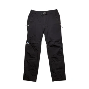 Finetrack byxor - Svarta friluftsbyxor från Finetrack med dragkedjor vid fickorna och inbyggt bälte i midjan. Byxorna är raka i modellen och tillverkade i ett syntetmaterial som passar perfekt för utomhusaktiviteter. Igenkligen har byxorna storlek S men passar mer som storlek XS.