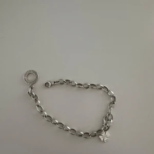 Silverfärgat Thomas sabo länk + med fyrklöverberlock Thomas sabo - Säljer mitt Thomas sabo armband plus en berlock som också är från Thomas Sabo. Använt det väldigt sparsamt. Köptes 2020. Länken är ca 18 cm. 