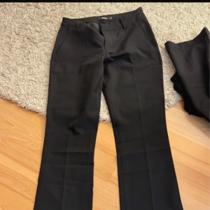 Svarta kostymbyxor - Kostymbyxor från bikbok, köpte från Vinted men de var för små. Helt nya utan prislapp. 